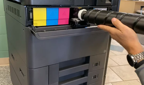 Ersetzen Sie den Kyocera Farbtoner TK8555 auf der Kyocera TASKalfa Serie 5054ci, 6054ci, 7054ci